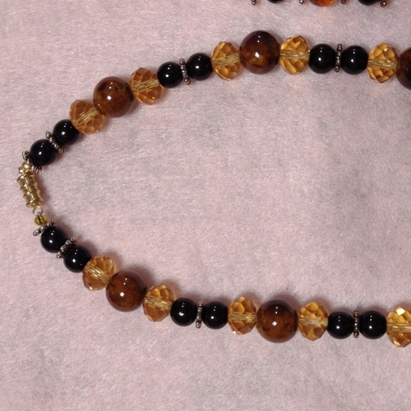 Beaded necklace and earrings - Picture 3 of 4